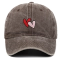 Dettaglio ricamo a doppio cuore su cappellino da baseball in cotone marrone lavato - Regolabile / caffè