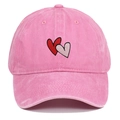 Dettaglio ricamo doppio cuore rosso e rosa su berretto in cotone lavato - Regolabile / Rosa