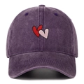 Dettaglio del ricamo a cuore sul berretto da baseball in cotone viola lavato vintage - Regolabile / Viola