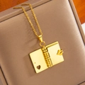 Collana con ciondolo a libro aperto dorato e cuore traforato su scatola portagioie premium - Oro