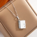 Collana con ciondolo a libro con cuore in argento su scatola in metallo spazzolato - Color Acciaio