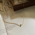 Collana minimalista con pendente a sfera dorata su scatola porta gioie in legno naturale - Argento 925 / Oro