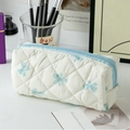 Trousse à maquillage matelassée avec motifs papillons bleus et fermeture éclair blanc crème - Petit / White Background Blue Bow