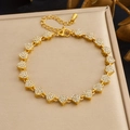 Detail van de vergulde hartvormige armbandstengels met fonkelende pavé strasstenen - Pave Hart Stijl (B2071)