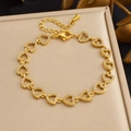 Detail van gouden hartschakelarmband met witte zirkonia op luxe juwelendoosje - Hol Hart Stijl (B2072)