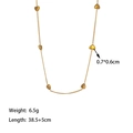 Goldene Herzanhänger-Halskette für Damen mit fünf kleinen 3D-Herzen an einer feinen Gliederkette - Vertikale Halskette mit 8 Herzen (XKN0059) / Gold