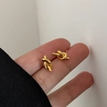 Pendientes de tuerca con diseño de nudo minimalista en acero de titanio chapado en oro 18K - Estilo Anudado / Dorado (G194)