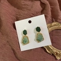 Vue détaillée de boucles d'oreilles vintage dorées avec pendentifs en pierres vertes - Style de Pierre Incrustée Hexagonale (8#)