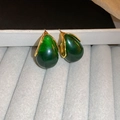 Gros plan de boucles d'oreilles goutte en résine verte avec base en métal doré élégante - 6# (HE18974-3) / Vert