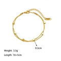 Détail du collier double rang doré montrant le fermoir et le médaillon gravé K18 - Bracelet (QYE53) / Doré