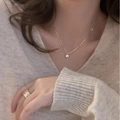 Collar con solitario brillante y anillo texturizado bañado en oro de 18k en una modelo - Estilo de Piedra Única Brillante (8189) - Dorado