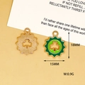 Vue détaillée des breloques trèfle en émail vert avec mesures de 15 mm et 18 mm - 11 Trèfle Vert Ajouré (C) / 15x18mm