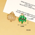 Vue détaillée d'une breloque trèfle en émail vert avec texte Lucky et dimensions - 31 Trèfle à Pois (C) / 15x17.5mm