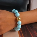 Bracciale minimalista con perle tonde in acrilico azzurro e una sfera in metallo dorato - Bracciale in Perle Tonde Celeste Oro