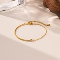 Pulsera mínima de acero inoxidable dorado con cristal redondo y diseño de medio tubo - Estilo de Manga con un Solo Diamante de Imitación (E2271) / Dorado