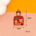 Dettaglio ciondolo valigia rossa in lega, dimensioni 28x18mm e peso 2,1g. - Valigia / Confezione da 10