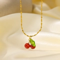 Dettaglio della collana a ciliegia con perle di agata rossa e foglia verde su catena oro - Collana Ciliegia-Oro (QYH218)