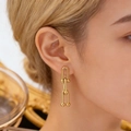 Orecchini a catena a forma di U placcati in oro 18k con sfere di metallo lucido - Orecchini a Catena a U Oro (F514)