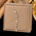 Elegante collana a Y argentata con cinque pendenti scintillanti a forma di stella - Stile Cinque Stelle a Otto Punte (8270)