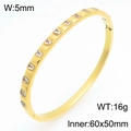 Elegante brazalete de acero inoxidable dorado con circonitas cuadradas y cierre seguro - Estilo de Intervalo de Piedra Cuadrada (KB210987-KSZ) / Dorado