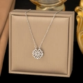 Collier trèfle argenté avec pétales de cœur en zircone dans un écrin à bijoux - Style Trèfle à Quatre Feuilles en Zircone / Argent