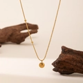Collana minimalista dorata con ciondolo Lucky e catena a sfere su espositore in legno - Collana Fagiolo Portafortuna-Oro (QYH353)
