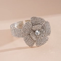 Detailansicht eines luxuriösen fünfreihigen Silberarmbands mit einer großen Strassblume - Silber