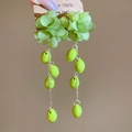 Nahaufnahme von grünen Blumencluster-Ohrringen im Waldstil mit Zitronenanhängern. - 6# Harzblatt Kalk-Stil / Hellgrün