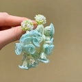Detailansicht von Blumen-Quastenohrringen mit hellblauen Stoffblättern und grünen Perlen - 10# Halbdurchsichtiger Gazestil / Zyan