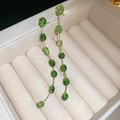 Detailansicht grüner Glaskeramikperlen in Blattform an eleganten langen Quastenohrringen - 20# Olivgrüner Perlenketten-Stil / Olivgrün und Gold