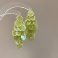 Détail rapproché de boucles d'oreilles pendantes en paillettes de verre vert clair - 33# (HE18974-3) / Vert