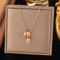 Collana a catena dorata con zircone a cuore rosa e ciondolo arancione su espositore - Stile Cuore Di Diamante Rosa (8285) / Oro