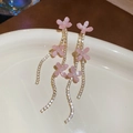 Detailansicht eleganter rosa Glasblumen-Ohrringe mit funkelnden Strass-Quasten. - 41# Perlen-Strass-Langer Quasten-Stil / Gold Rosa
