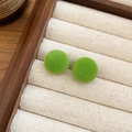 Elegante grüne beflockte runde Ohrstecker im Waldstil in einem hölzernen Tablett - 48# Beflockter Kugelstil / Waldgrün