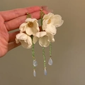 Elegante weiße Stoffblumenohrringe im Waldstil mit langen grünen Glasperlenquasten - 52# Textilblumen-Perlenketten-Stil / Beige Grün Blau