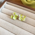 Elegante limettengrüne und weiße Blumenohrstecker mit Kristallmitte in einer Schmuckschatulle - 57# Patchwork-Blumen-Zirkonia-Stil / Weiß Hellgrün Gold
