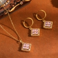 Detail van luxe roestvrijstalen sieradenset met roze vierkante kristallen - Earrings and Necklace Set (Square Pink Rhinestone) / Goud