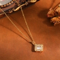 Macrodetail van luxe vierkante hanger met diamanten aan een gouden stalen ketting - Necklace Only (Square White Rhinestone) / Goud
