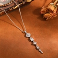 Detailopname van een zilveren roestvrijstalen ketting met kristallen hangers. - Necklace Only (Square Rhinestone Tassel) / Zilver