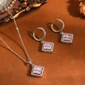Detail van de elegante set met vierkante roze zirkonia hanger ketting en oorringen - Earrings and Necklace Set (Square Pink Rhinestone) / Zilver