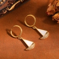 Elegante gouden zeilboot oorbellen met witte inleg en fonkelende zirkonia steen - Earrings Only (Sailboat Style) / Goud