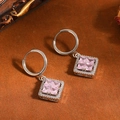 Elegante zilveren oorringen met roze vierkante kristallen hangers en fonkelende steentjes - Earrings Only (Square Pink Rhinestone) / Zilver