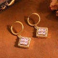 Elegante vergulde oorringen met een vierkante roze zirkoon hanger voor alle dames - Earrings Only (Square Pink Rhinestone) / Goud