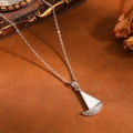 Elegante zilveren zeilboot hanger ketting met fonkelende kristallen en witte inleg - Necklace Only (Sailboat Style) / Zilver
