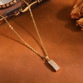 Elegante vergulde roestvrijstalen ketting met een rechthoekige iced-out hanger - Necklace Only (Rectangular Rhinestone) / Goud
