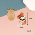 Detalle del colgante de calavera esmaltada con dimensiones 30x22mm y peso 2,6g. - Calavera y Rosa (D-066)