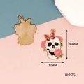 Vista detallada del colgante de aleación de calavera y rosa de Halloween con medidas - Calavera Rosa Mariposa Roja (D-066)