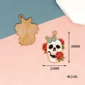 Vista detallada del colgante calavera de Halloween con rosas y mariposa, tamaño 30mm x 22mm - Calavera Rosa Mariposa Azul (D-066)