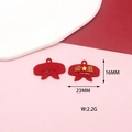 Detailansicht des roten Anhängers mit Maßen von 16 mm und 23 mm für den Abschluss - Sieg Roter Schal (F-055)