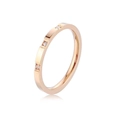 Anillo minimalista de oro rosa con tres diamantes engastados sobre fondo blanco - US 8 / Oro Rosa (3 Piedras)